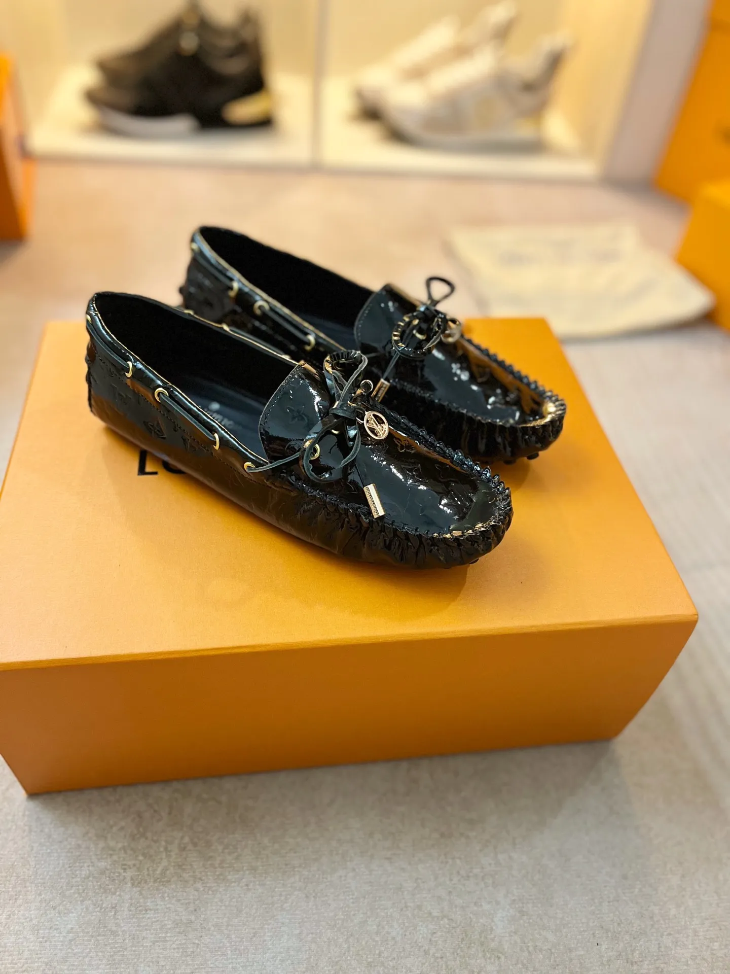 p460💰Couple model❤️🇫🇷 𝙇𝙤𝙪𝙞𝙨 𝙑𝙪𝙞𝙩𝙩𝙤𝙣 🇫🇷Louis Vuitton 2023 Classic𝓛𝓿 𝓣𝓻𝓪𝓲𝓷𝓮𝓻 Sports Series ➪➪➪¯ [Arizona Doudou Shoes Series] ▪️▪️▪️Arizona slip-on shoes are made of Monogram Eclipse canvas. Its hand-painted and dyed edges and hand-sewn uppers fully demonstrate Louis Vuitton's traditional shoemaking craftsmanship. This slip-on shoe is very lightweight. The integrated tongue and upper make it particularly comfortable and flexible. The soft outsole is equipped with rubber padding. Decorated with matching sash. Detailed features: ☑️Monogram Eclipse canvas ☑️Black Eclipse pattern ☑️Hand-painted shoe edges ☑️Hand-sewn uppers (each pair takes time to process) ☑️Integrated tongue and upper construction ☑️Outsole equipped with rubber lining ☑️size: 35_46